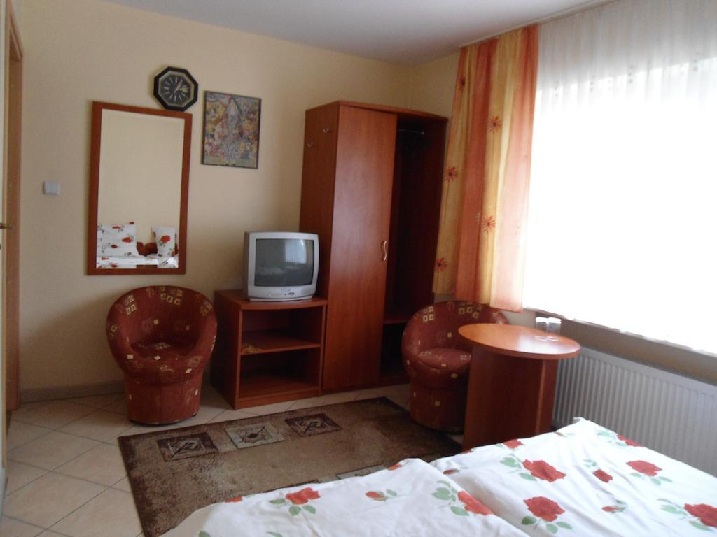 Hotel Pod Platanami Trzebnica Exterior foto