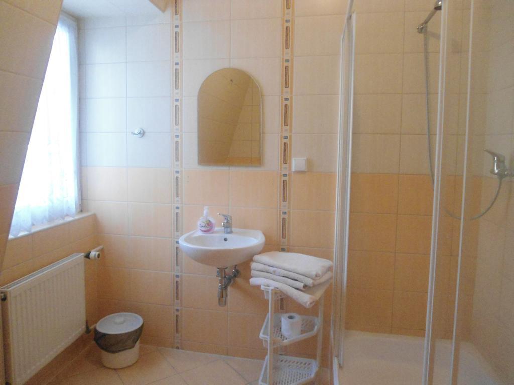 Hotel Pod Platanami Trzebnica Habitación foto