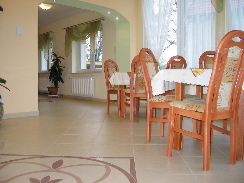 Hotel Pod Platanami Trzebnica Exterior foto