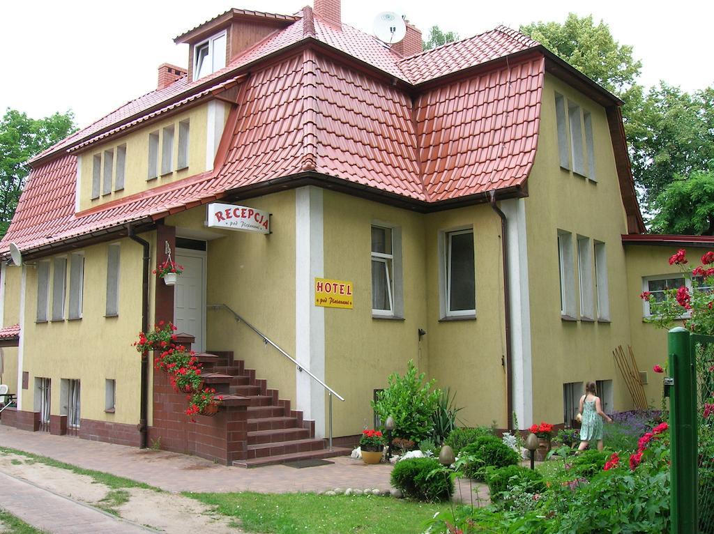 Hotel Pod Platanami Trzebnica Exterior foto