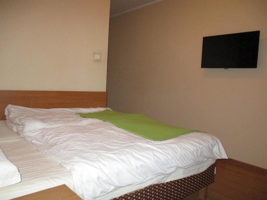 Hotel Pod Platanami Trzebnica Exterior foto