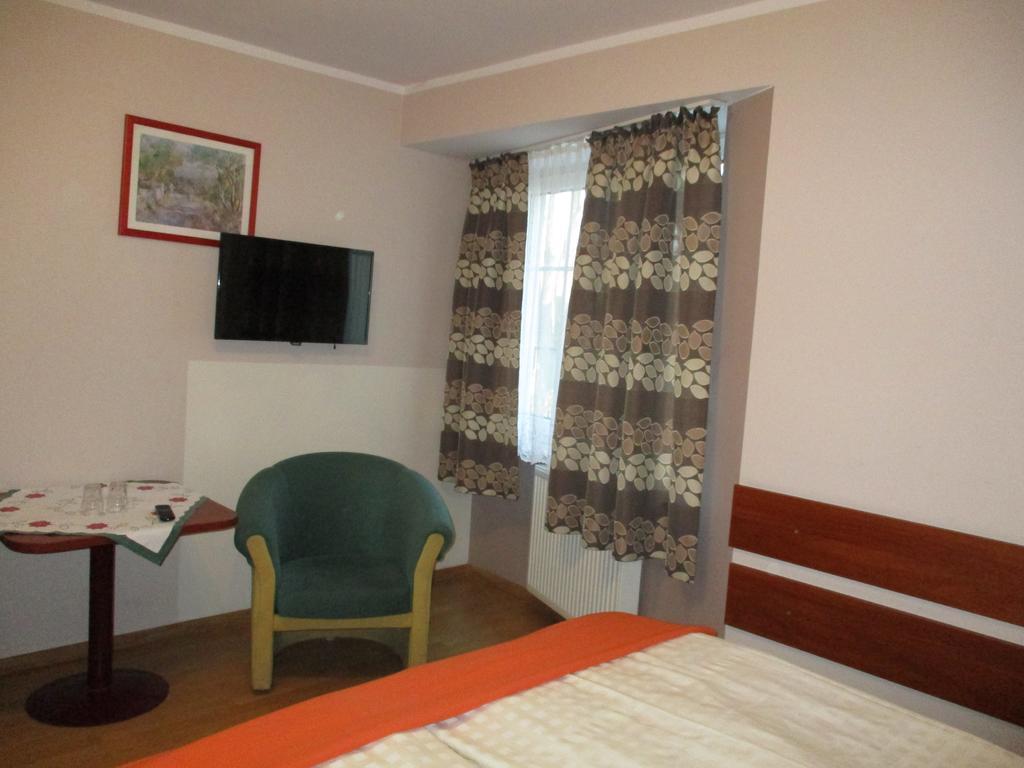 Hotel Pod Platanami Trzebnica Exterior foto