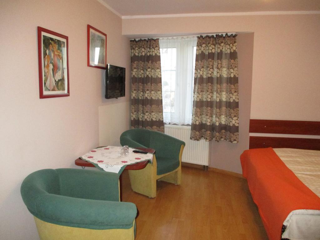 Hotel Pod Platanami Trzebnica Exterior foto