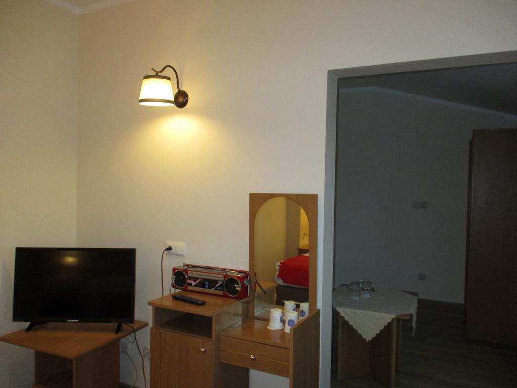 Hotel Pod Platanami Trzebnica Exterior foto
