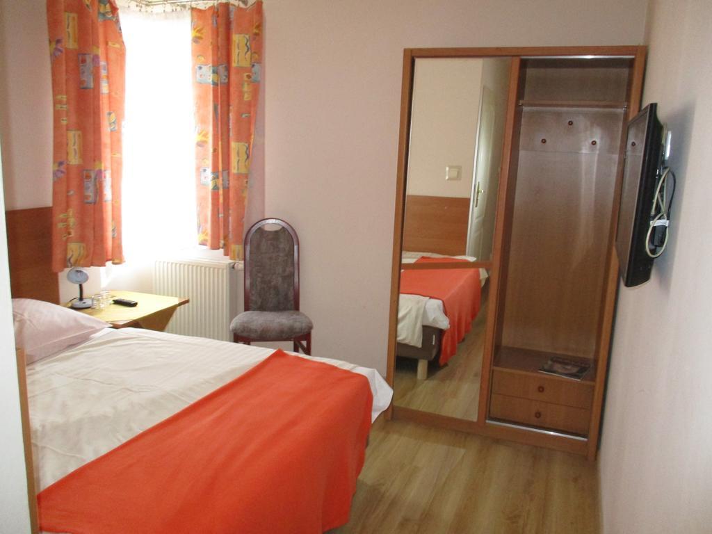 Hotel Pod Platanami Trzebnica Exterior foto