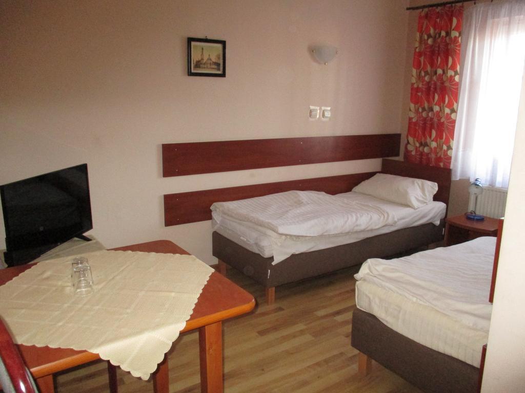 Hotel Pod Platanami Trzebnica Exterior foto