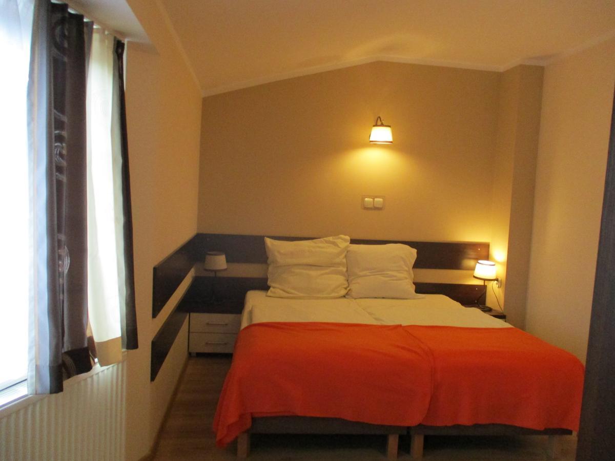 Hotel Pod Platanami Trzebnica Exterior foto
