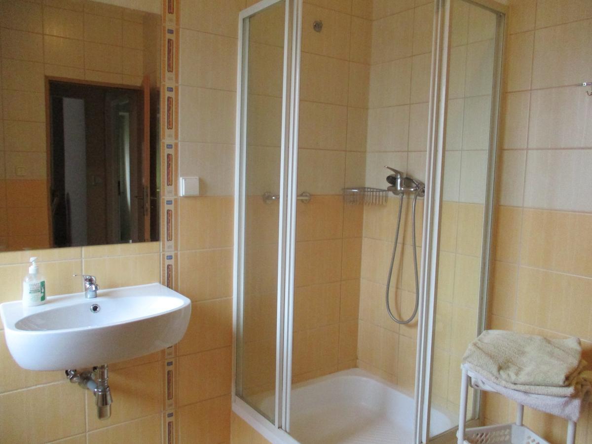 Hotel Pod Platanami Trzebnica Exterior foto