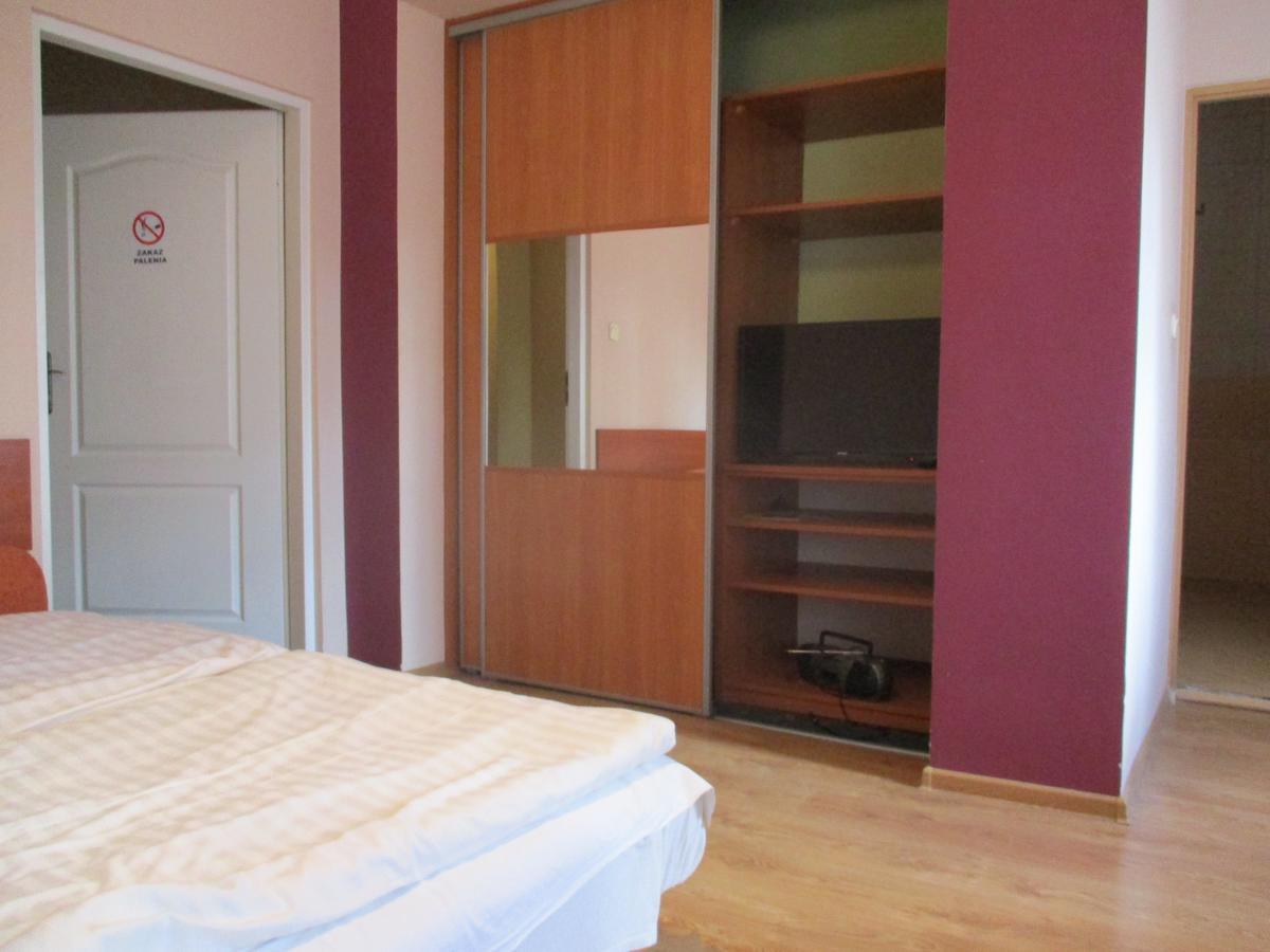 Hotel Pod Platanami Trzebnica Exterior foto