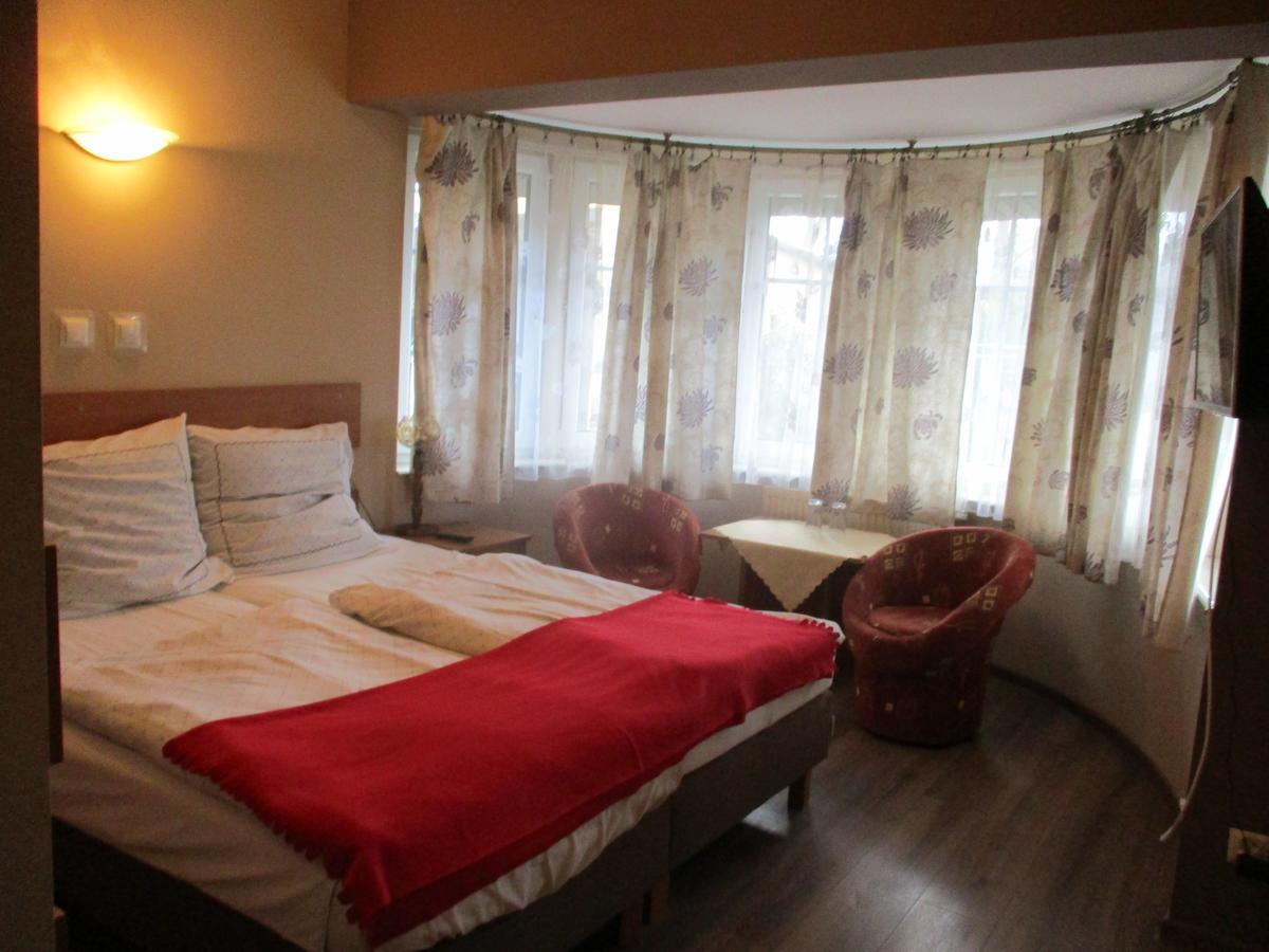 Hotel Pod Platanami Trzebnica Exterior foto